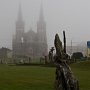 <p align=left>Sainte-Anne-des-Monts dans la brume. Nous avons déjà visité Exploramer, mais on aime bien se balader autour du bâtiment.