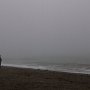 <p align=left>Matin frisquet et brumeux, vagues hautes et brunâtres sur la plage de Sainte-Annne-des-Monts. On avait pensé s'installer deux jours, on se contentera d'un. 